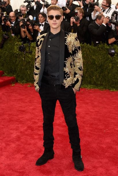 Justin Bieber se unió al tema de la gala y eligió un saco con estampado, perfecto para la ocasión.