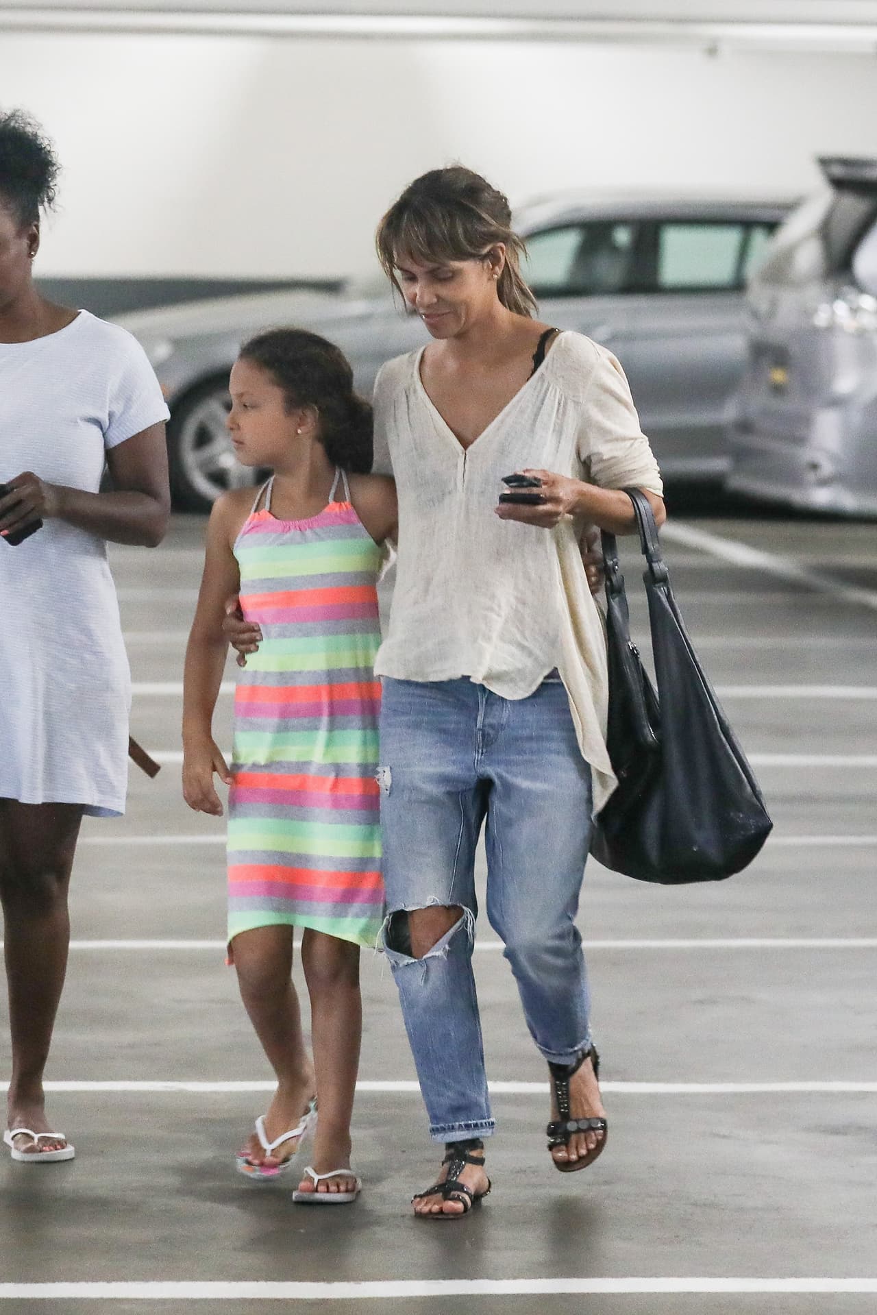 Halle Berry y Nahla fueron captadas en las calles de Beverly Hills en un día libre.