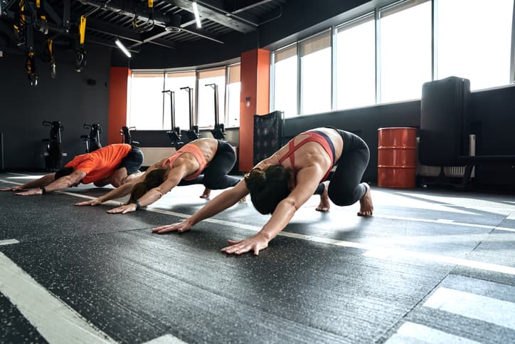 ¿Te interesa probar algo nuevo? Quizá quieras probar con 
<a href="https://www.univision.com/noticias/salud/animal-flow-ponerte-en-forma-imitando-a-un-mono-un-tigre-o-un-cangrejo" target="_blank">Animal Flow</a>, un entrenamiento de moda que imita los movimientos de varios animales con un alto nivel de exigencia. Esta tendencia se inspira en las posiciones de animales para desarrollar secuencias que trabajan la fuerza muscular, la resistencia y la coordinación. Es una mezcla de yoga y breakdance más los movimientos de varios animales y unas dosis de arte marcial y capoeira.