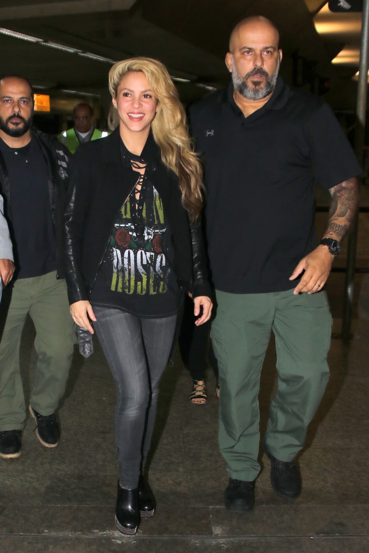 Muy bella con su playera de Guns N Roses.