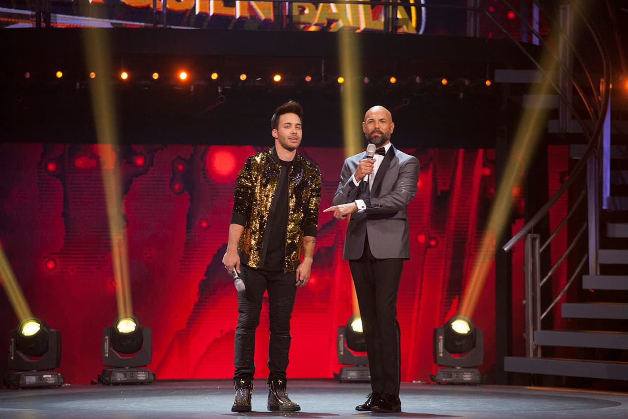 El artista, que ha estado en otras temporadas de MIra Quién Baila, llegó promoviendo su mega éxito 'El Clavo'.