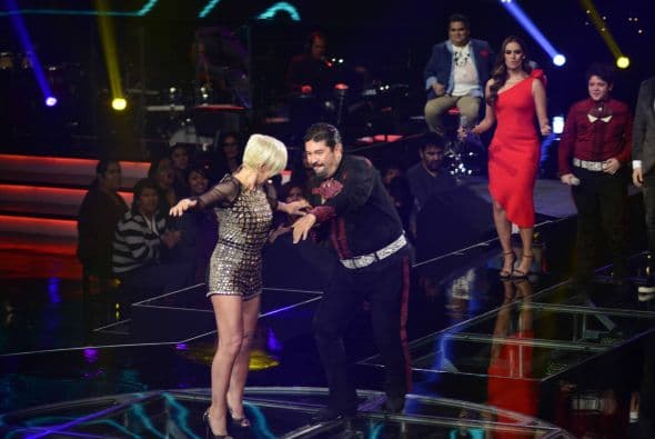 Los jueces subieron al escenario para darnos una clase de baile. Ana Torroja hasta se quitó los zapatos, Cristian Castro enseñó su movimiento de cadera a María León, Espinoza Paz bailó pegadito con Paty Cantú y Pee Wee se movió con candela.