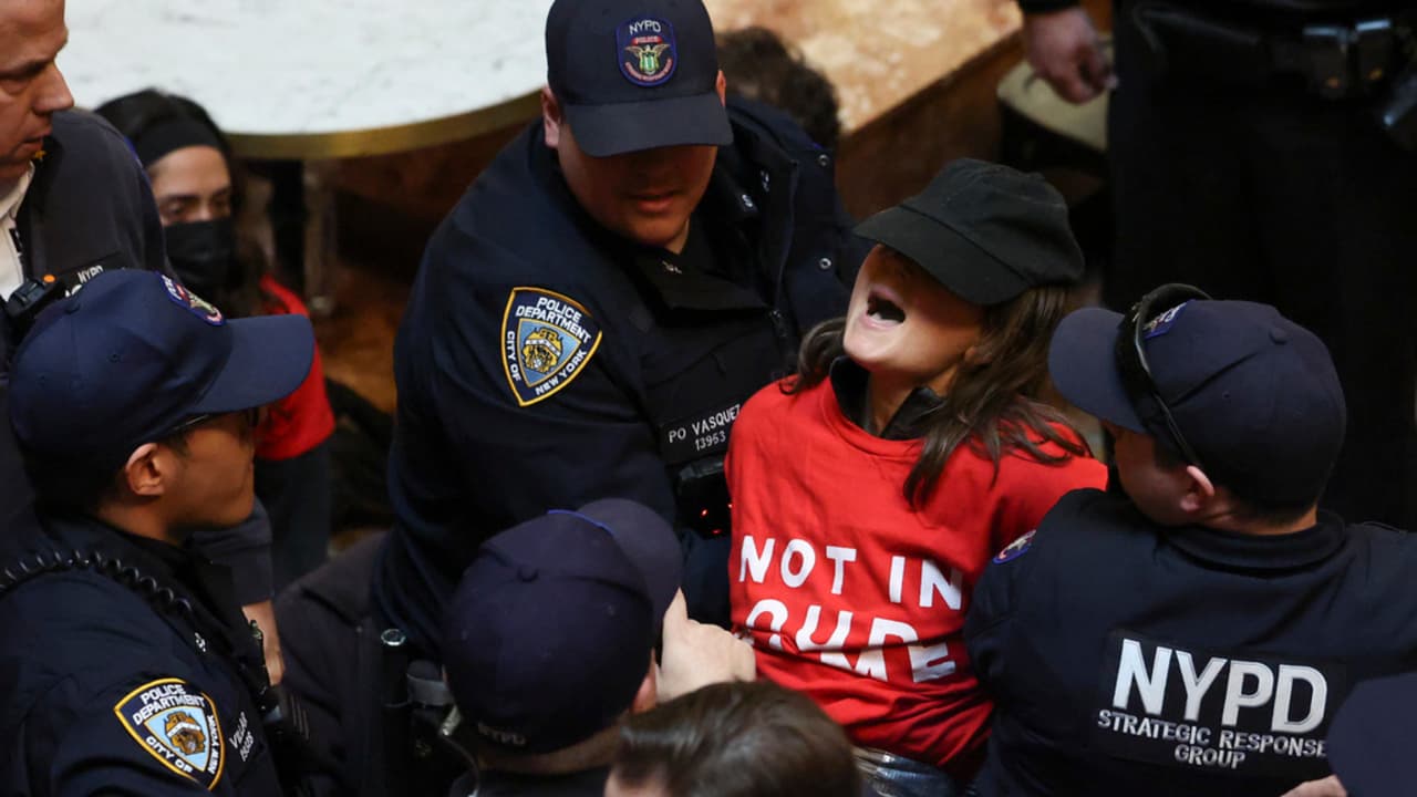 Decenas de manifestantes irrumpieron en la Trump Tower para protestar contra la detención de Mahmoud Khalil, el activista que lideró las manifestaciones contra Israel y que a pesar de tener ‘green card’ tiene orden de deportación. Autoridades dijeron que los manifestantes se convirtieron en “una amenaza”, por lo que ingresaron y arrestaron a decenas de personas.