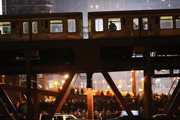 Los residentes de Chicago se reunieron por miles cerca del tren para buscar el mejor ángulo que les permitiera ver la hazaña.
