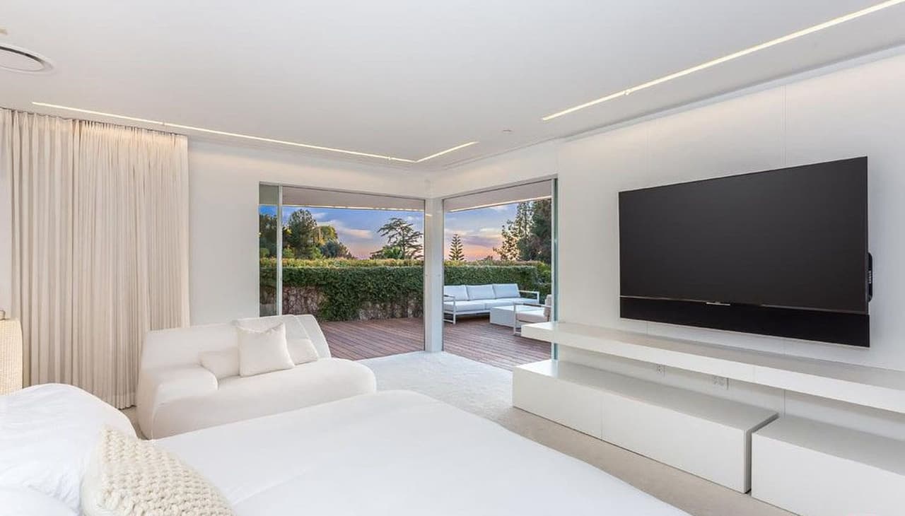 Tiene cuatro dormitorios y cuatro baños, en aproximadamente 4,000 pies cuadrados.