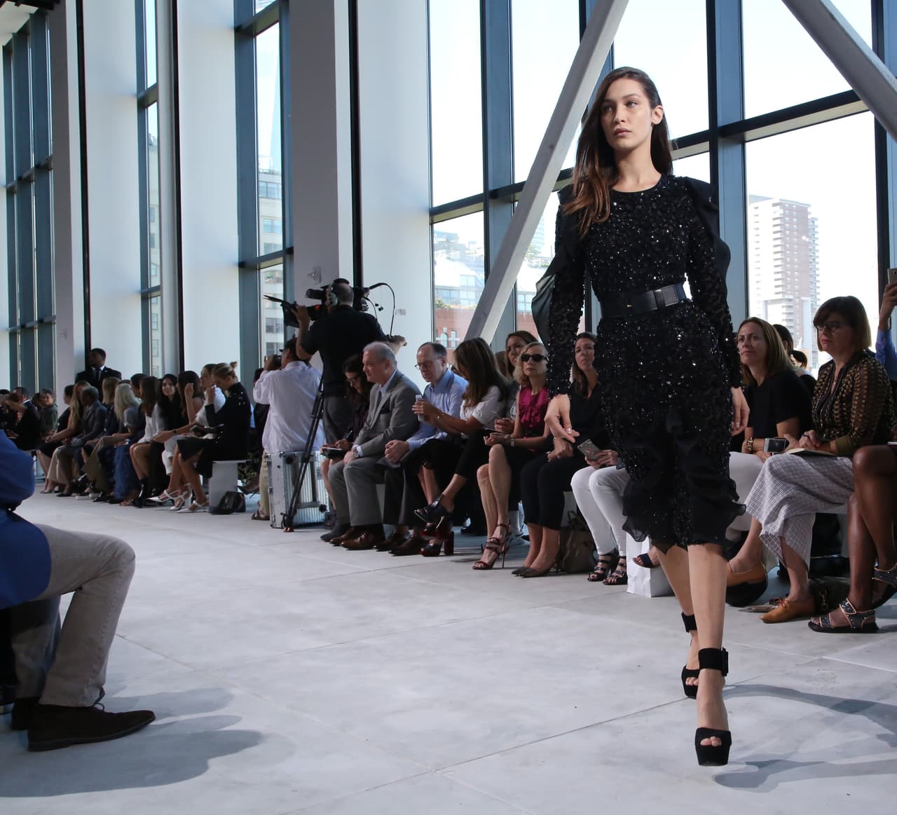 Bella tomó una curva a toda velocidad y ...