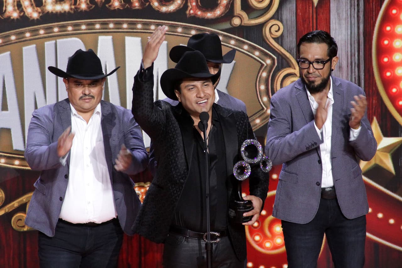 Julión Álvarez se convirtió en uno de los ganadores de los Premios Bandamax 2017, evento que se celebró en Televisa. Se llevó 'Solista masculino del año' y 'Grupo norteño banda'