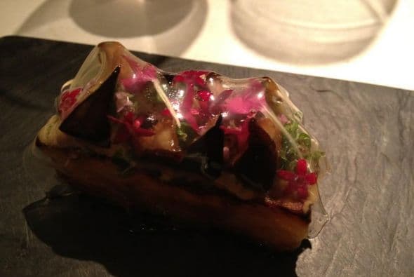 ¿Se te antojo? Se trata de una delicada berenjena vestida de gelatina de tomate solo en Narisawa, en Tokio. El octavo lugar fue para ellos.