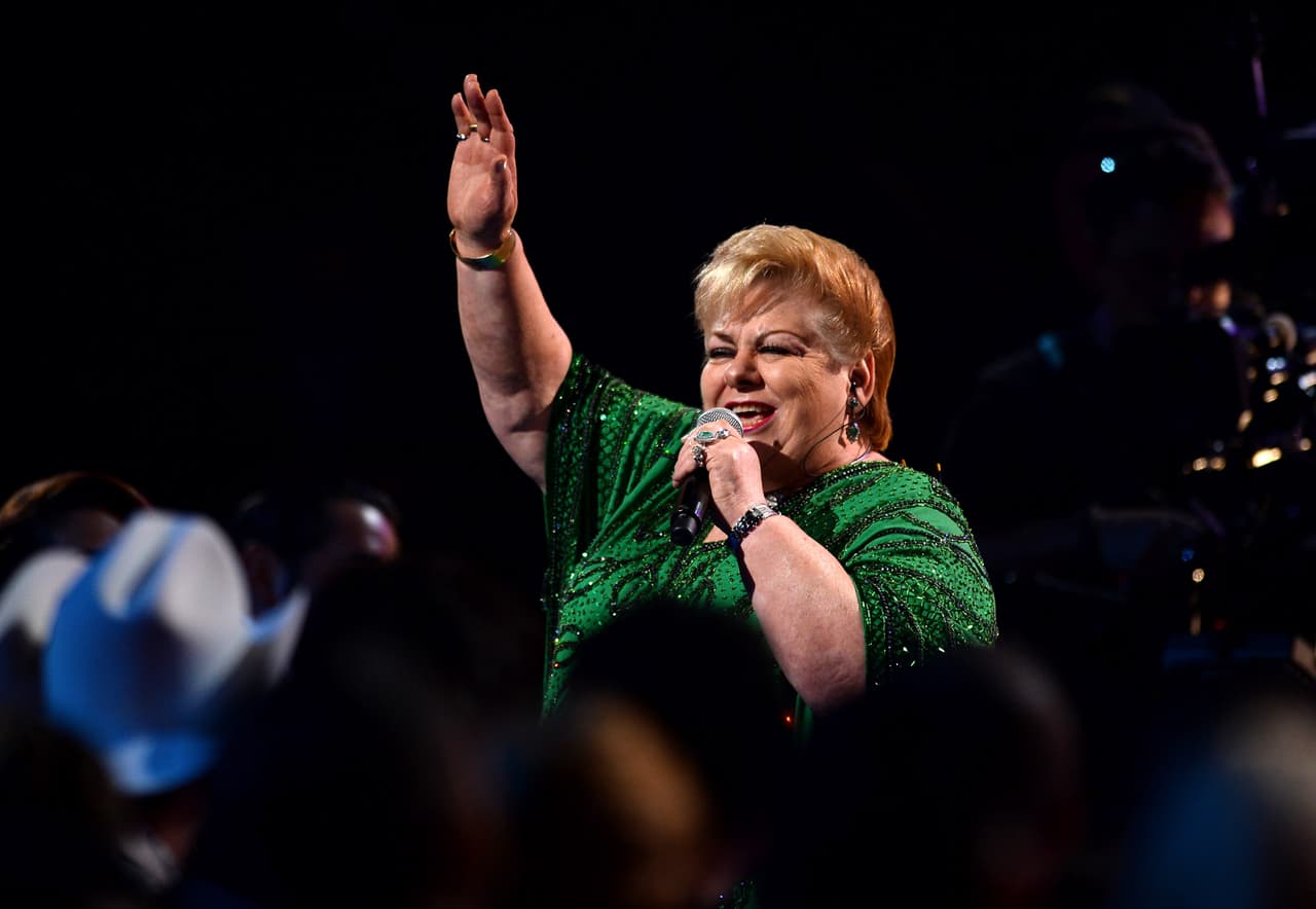 Paquita la del Barrio fue acompañada por el Mariachi Sol de México de José Hernández para cantar en el 2013 'Romeo y su nieta'.