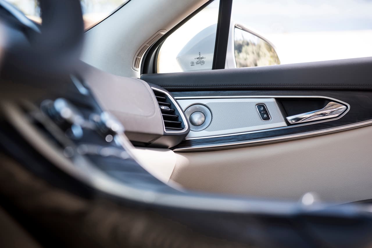 Todos los materiales al alcance de la mano del conductor y sus pasajeros en la cabina de la nueva Lincoln Nautilus son de
<b> alta calidad y suaves al tacto</b>. La cabina misma está llena de detalles de buen gusto.