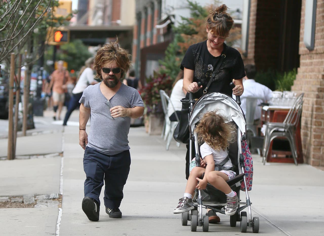 Su esposa le sonreía a su pequeñita.