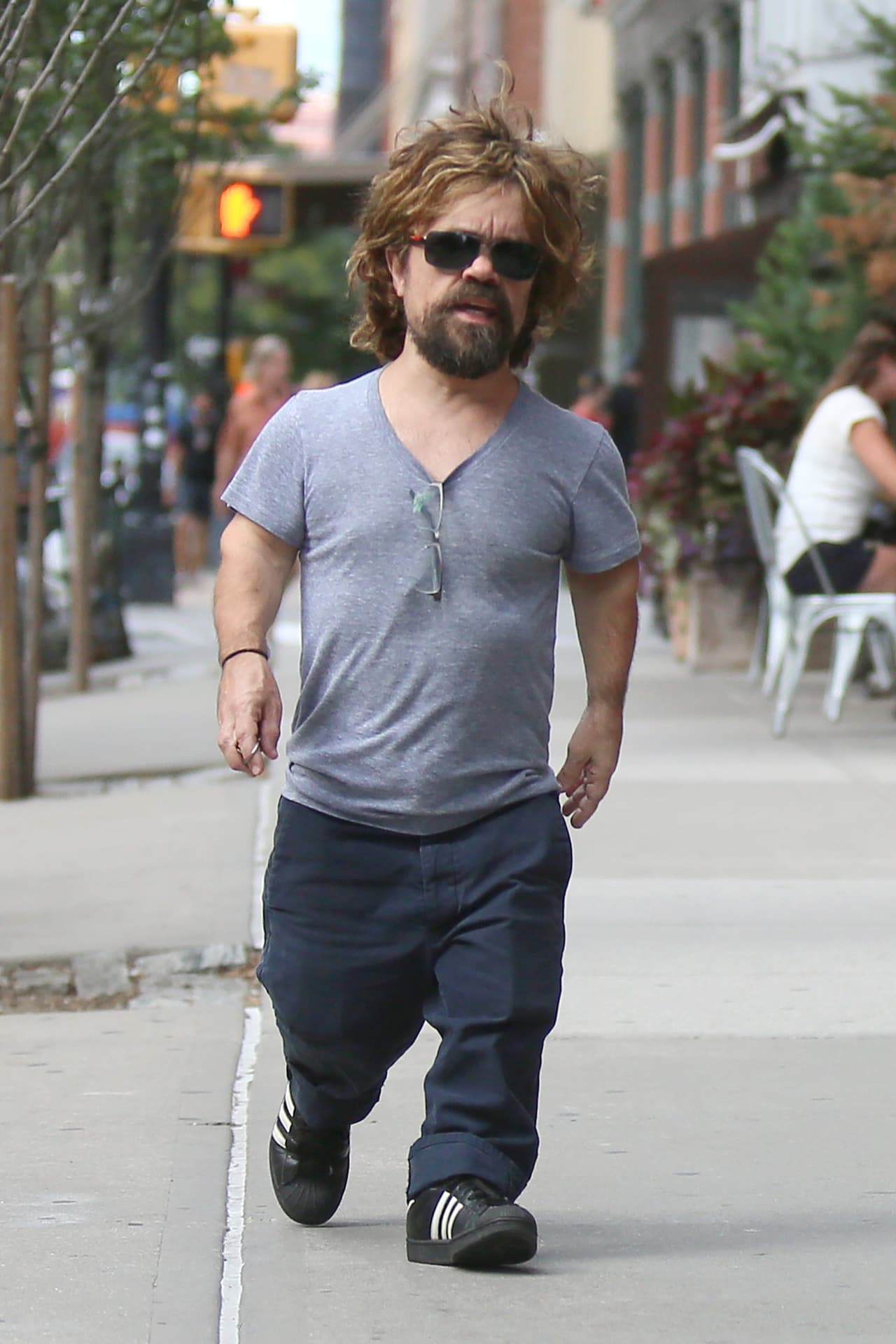 El actor de 'Game of Thrones' sale en Manhattan con su esposa y su hija.