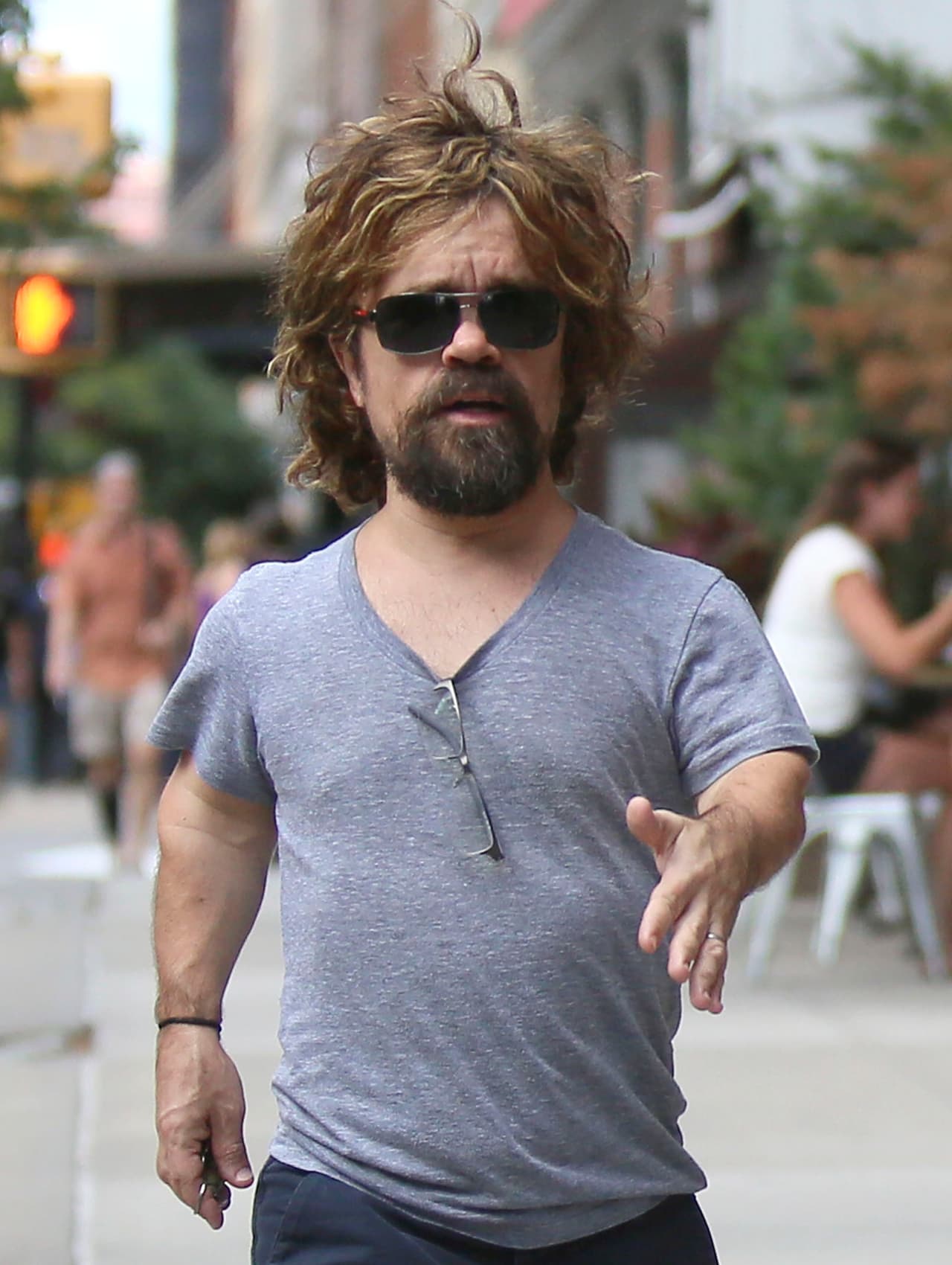 El actor de 'Game of Thrones' sale en Manhattan con su esposa y su hija.