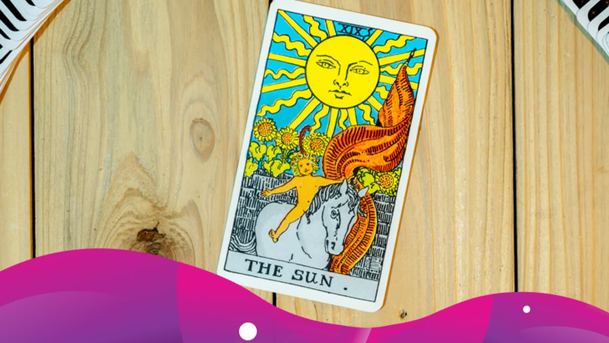 El Sol es una de las cartas más positivas y con buenos augurios y premoniciones de todo el Tarot, y cómo no, si el Sol solamente puede traernos cosas buenas en la vida. Demostremos este bello significado si te sale en tu consulta a las cartas.