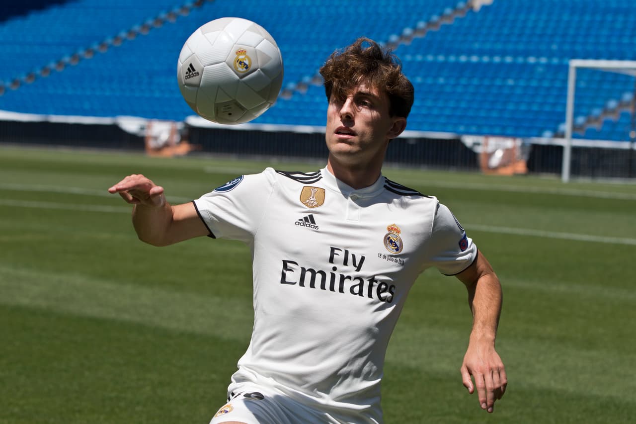 El nuevo defensor del Real Madrid Álvaro Odriozola fue presentado este miércoles como nuevo futbolista del club blanco en el estadio Santiago Bernabéu.