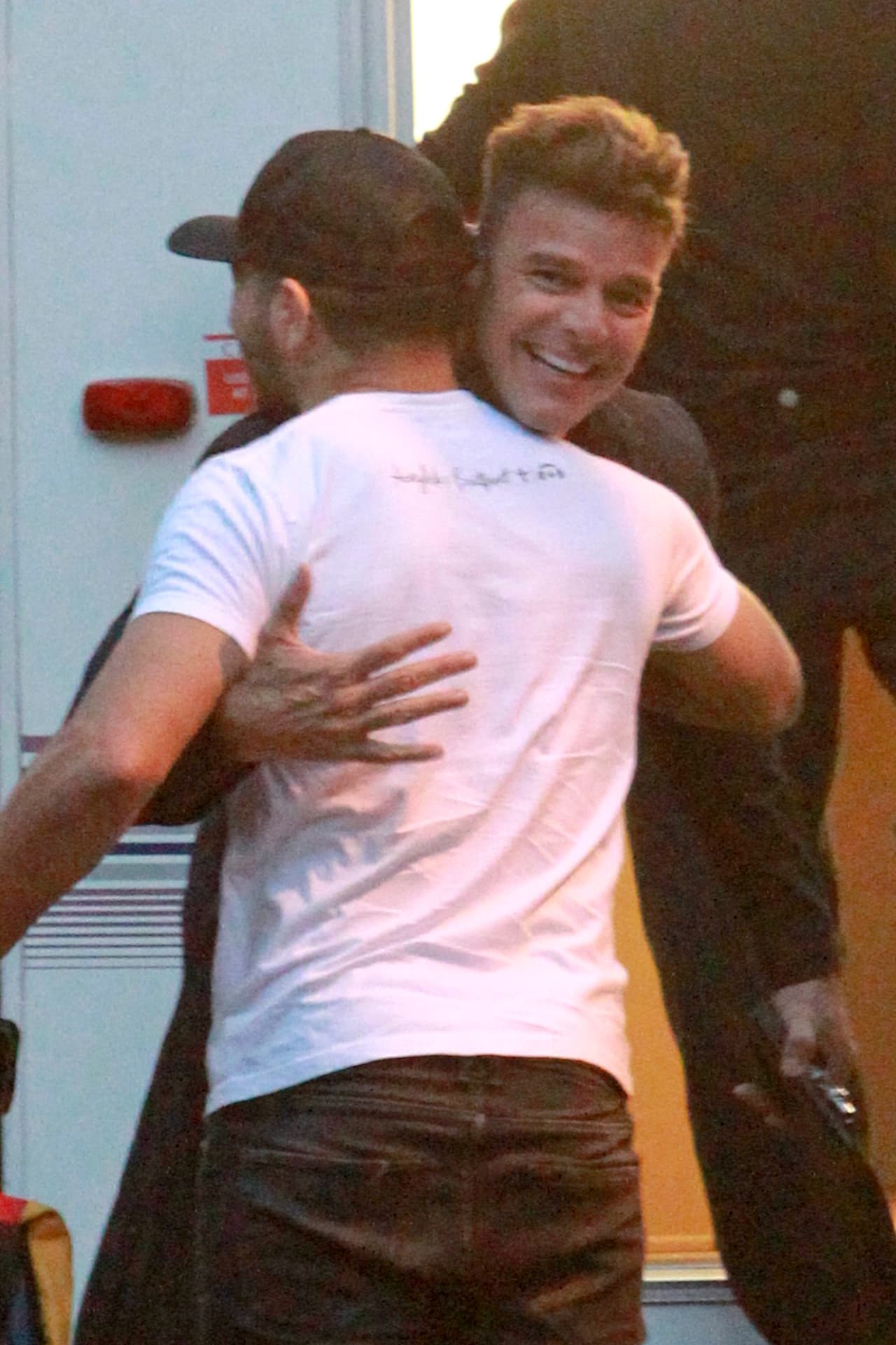 Ricky saludó a varios amigos fuera de su trailer.