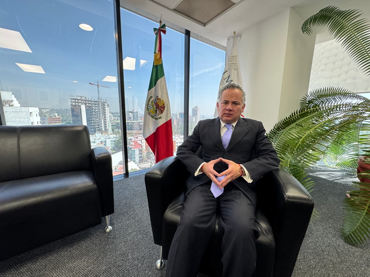 Santiago Nieto, titular del IMPI, agencia encargada de combatir la piratería en México, en entrevista en su oficina en la Ciudad de México (Foto: Marcos Martínez Chacón)