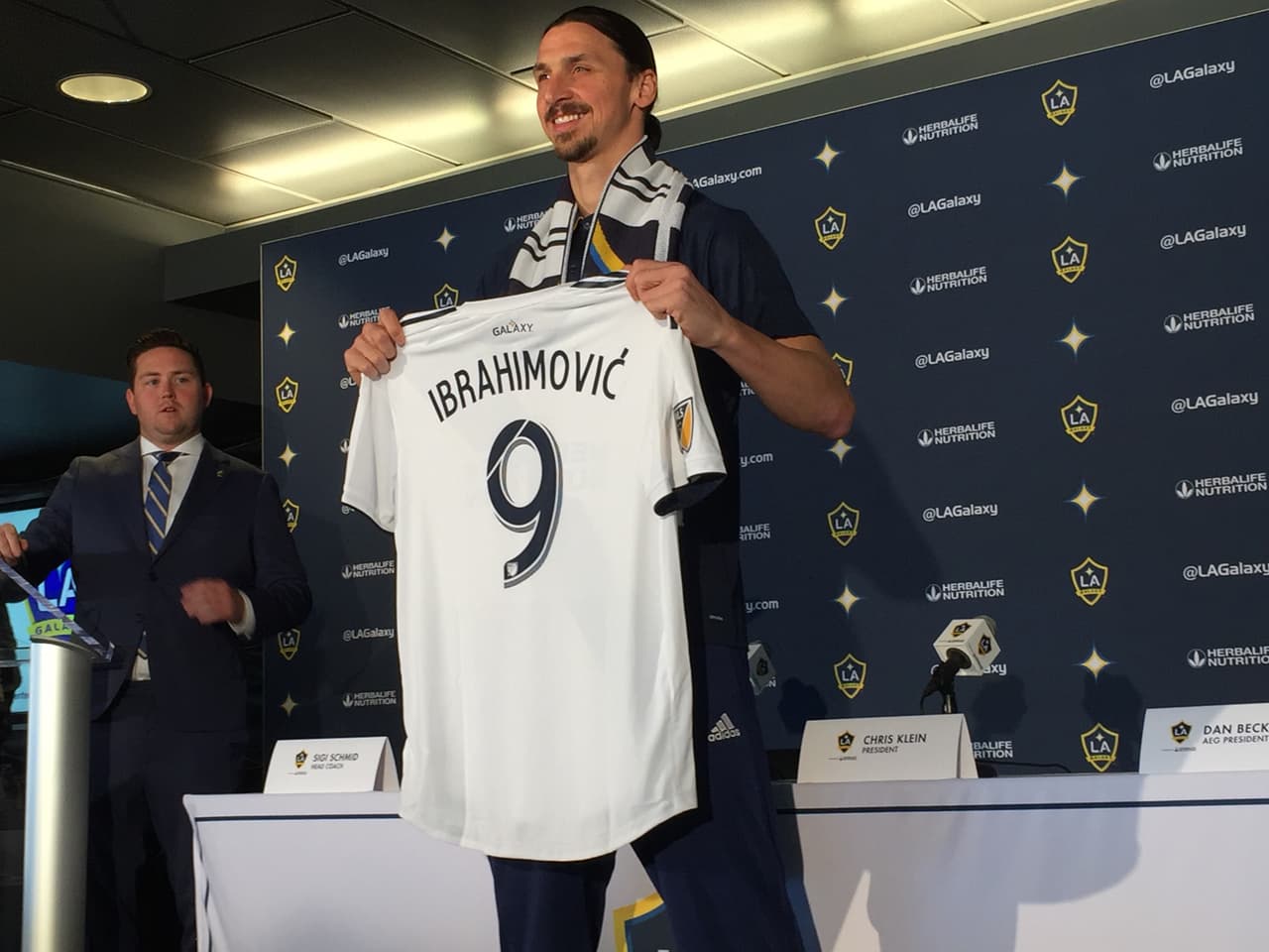 Zlatan, el Benjamin Button y el león hambriento del fútbol, fue presentado con el LA Galaxy