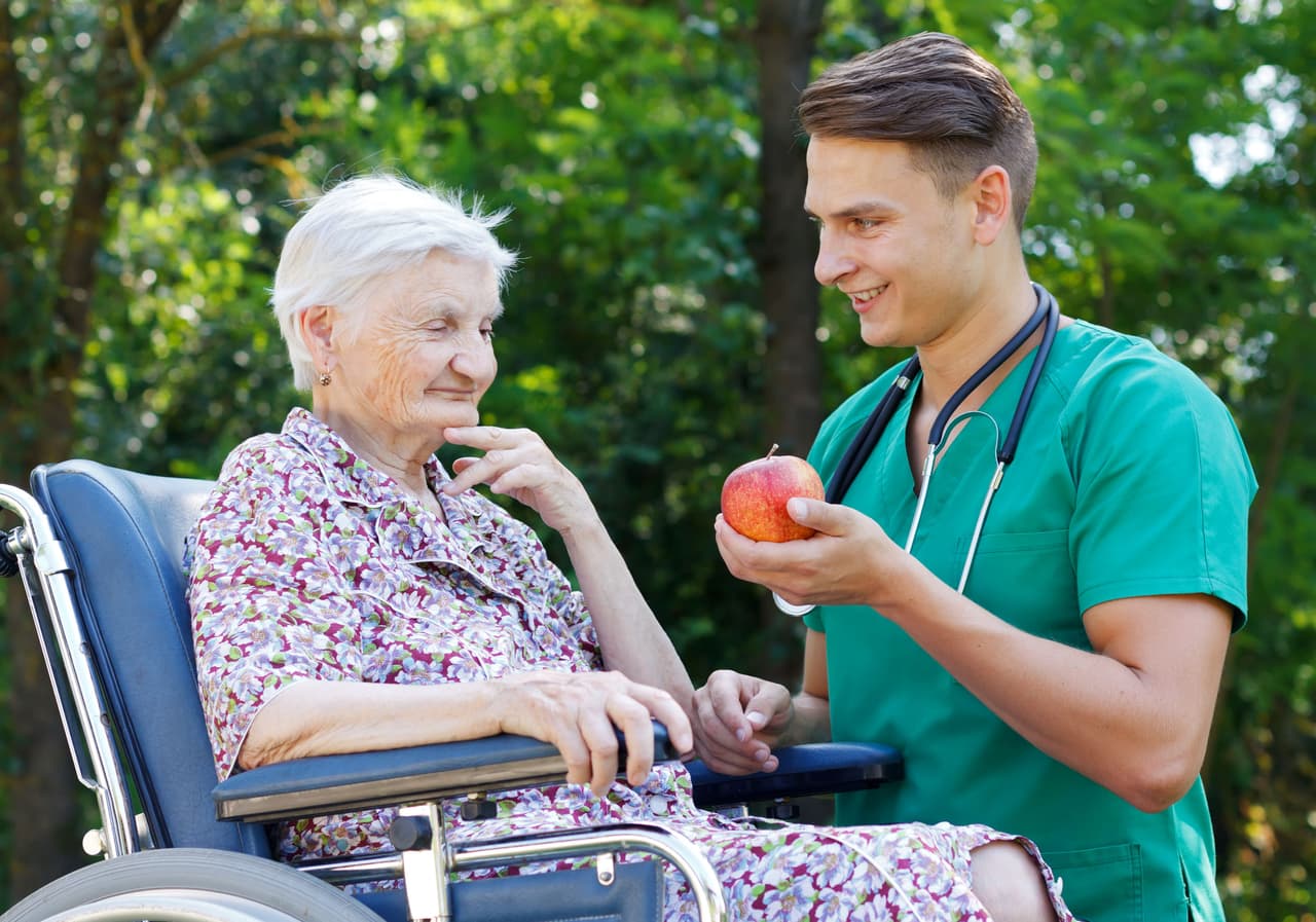 <b>Previene el Alzheimer</b>. Si aún no incorporas el consumo de manzana a tu dieta, nunca es demasiado tarde para hacerlo, ya que, además de los beneficios anteriores, su consumo también te podría ayudar a prevenir la disminución la acetilcolina, un químico que es fundamental para tener un cerebro sano.