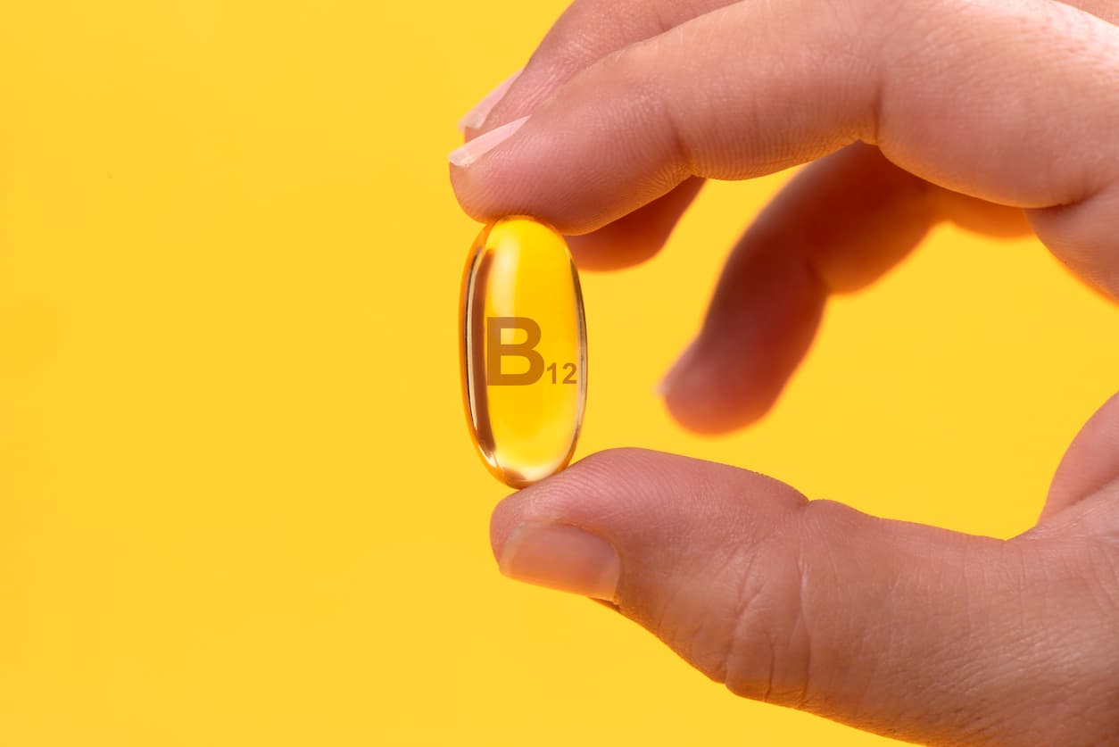 Si te sientes aletargado podría ser debido a 
<b>falta de vitamina B12.</b> Pide a tu médico que mida los niveles de B12 en tu sangre. Si son bajos, habla con tu médico sobre un cambio en tu dieta o suplementos apropiados para tu situación.