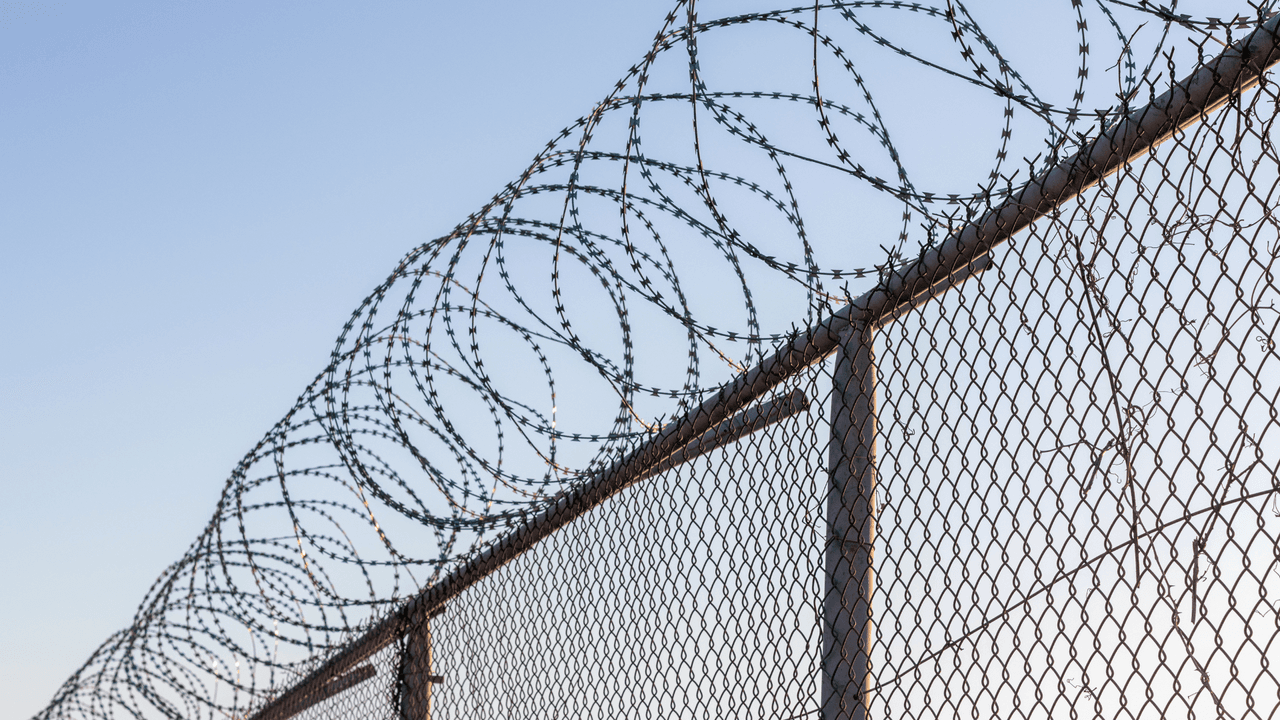 <h2 class="cms-H2-H2">¿Qué pasa si alguien se sale del país con CBP Home?</h2>
<br>“Desafortunadamente 
<b>no se te está diciendo si se te van a achacar ciertas penalidades al salir del país</b>, por ejemplo, la ley del castigo”, advierte Armando Olmedo, consejero legal de inmigración de TelevisaUnivision.
<br>
<br>
<b>Lo que puede aplicar aquí son penas como la prohibición de reingresar a Estados Unidos.</b> Al estar acumulando presencia no autorizada en el país, pueden ser las siguientes penas:
<br>
<br>-Seis meses de presencia no autorizada: tres años de prohibición de regreso
<br>-Más de un año: 10 años de prohibición
<br>-Hay gente que incluso puede tener una prohibición permanente de reingreso