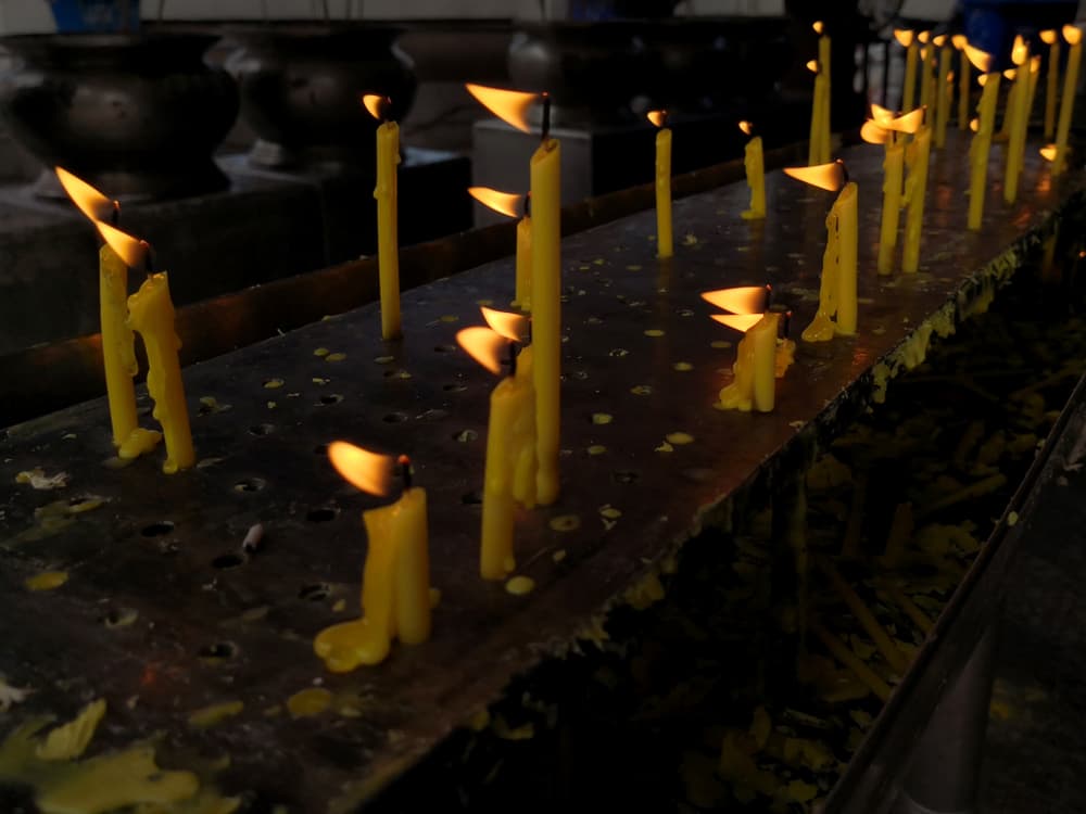 Como está atada al cerebro y a la comunicación, las velas amarillas también se relacionan con Mercurio, el planeta de las comunicaciones, y por ende, al signo el cual rige, Géminis, quienes se aprovecharán al máximo de estas gran dotes.