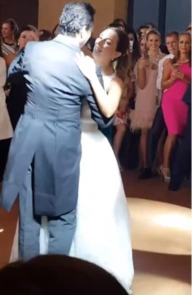 A la fiesta asistieron 450 invitados que no perdieron oportunidad para fotografiar a la feliz pareja y compartir imágenes en sus redes sociales. 
<br>