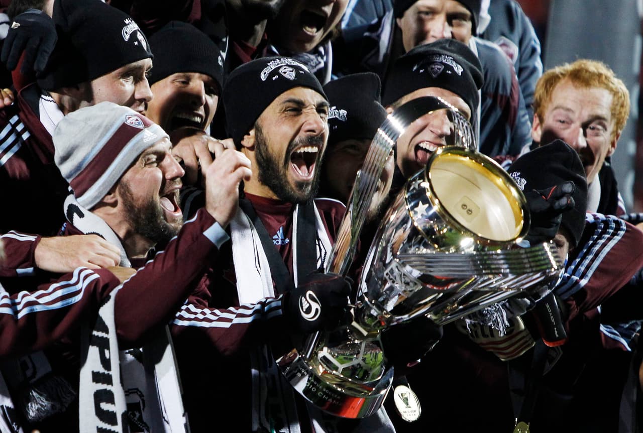Pablo Mastroeni por poco no consiguió llevar como entrenador a Colorado Rapids a la final de la MLS. Como jugador la ganó y la disfrutó por todo lo alto como jugador del equipo de las Montañas Rocosas. (Reuters)