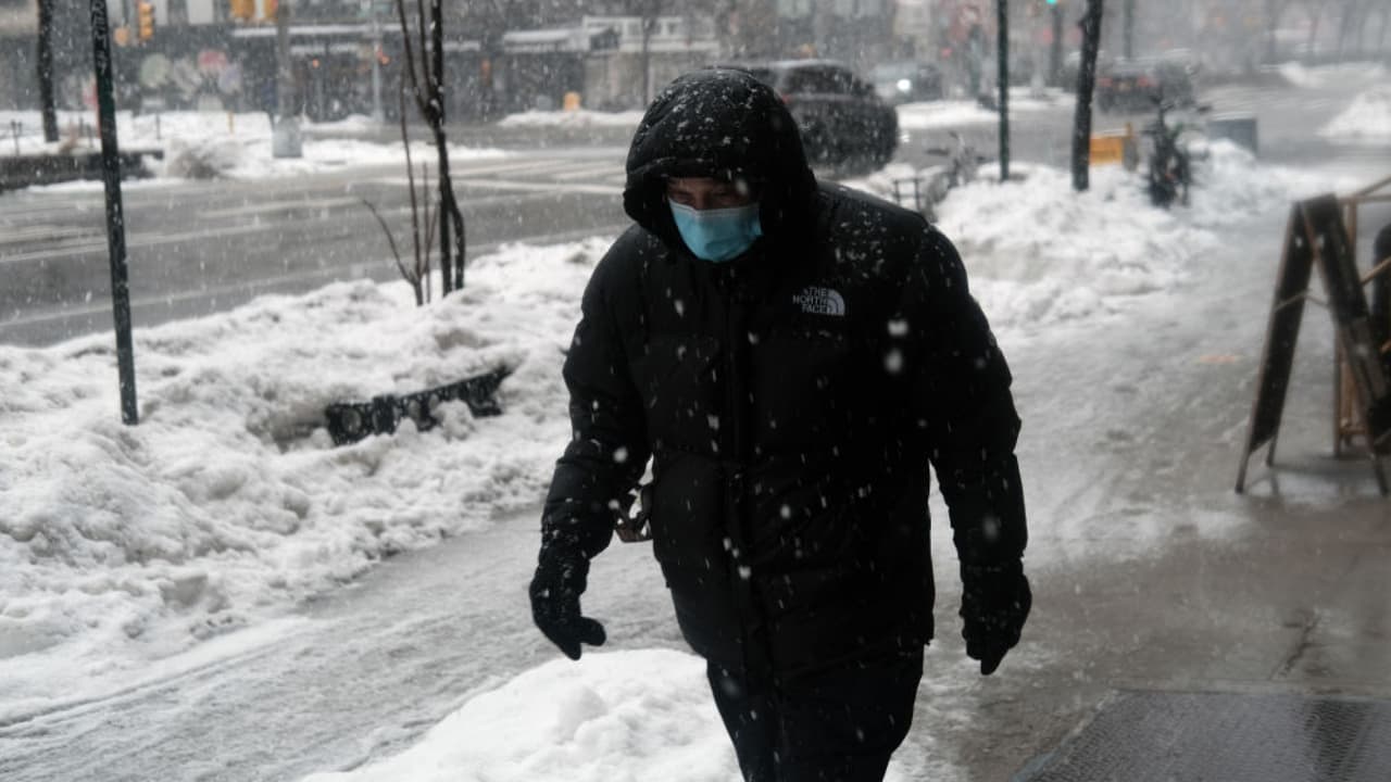El abogado Jaime Barrón explica que si una persona no se presenta a su empleo por el mal tiempo, "cae en la discreción de un empleador despedirla". Sin embargo, asegura que hay una excepción para los que laboran en entidades del gobierno. Barrón aconseja negociar con los jefes la posibilidad de tomarse el día libre, gastar un día de vacaciones o llegar más tarde y así evitar despidos.