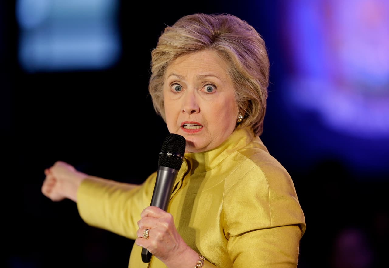 La aspirante a la candidatura presidencial demócrata, Hillary Clinton, conversa con simpatizantes en el distrito de Brooklyn, Nueva York, el sábado 9 de abril de 2016. (AP Foto/Seth Wenig)