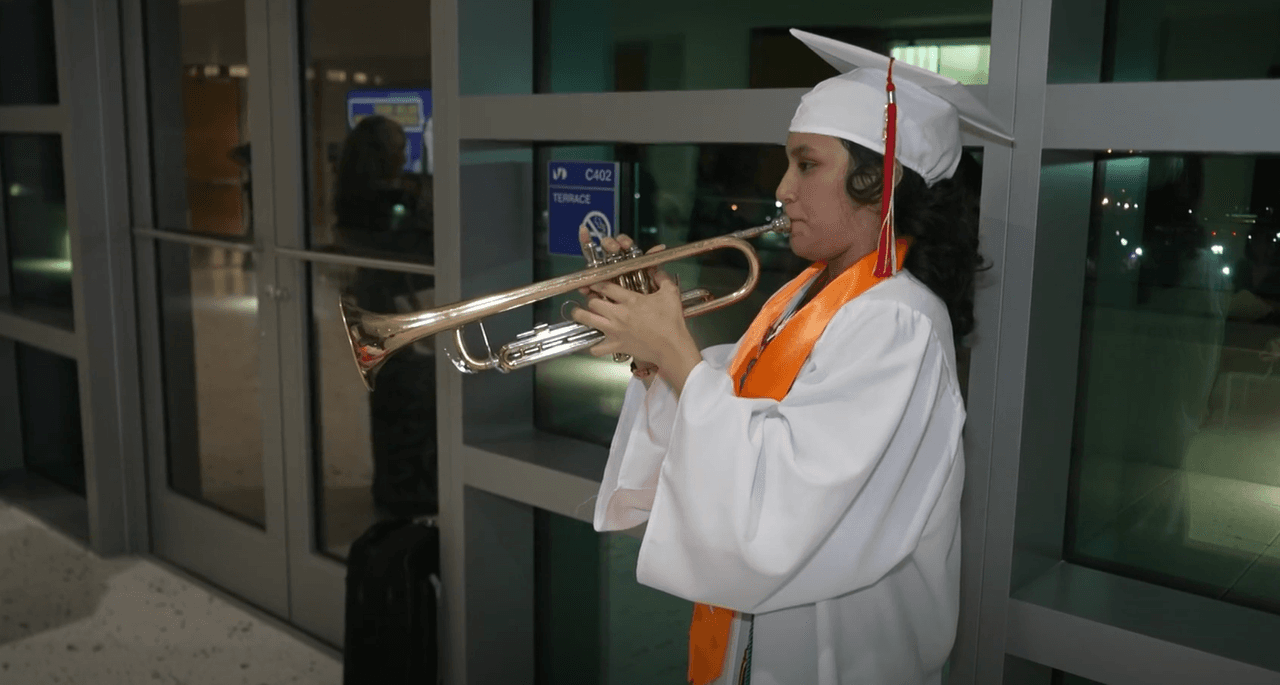 Emily Pedraza, una de las jóvenes graduadas del Programa del Consejo de México Americano Mac