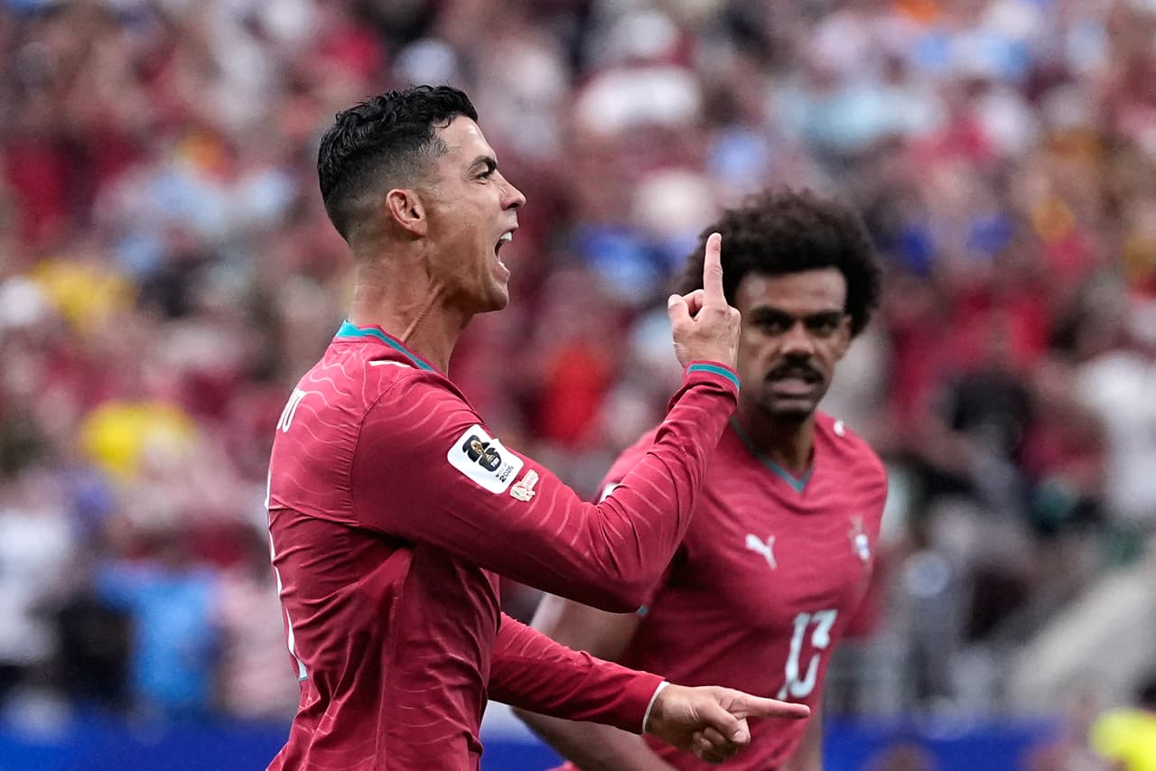 Cristiano Ronaldo (7), de Portugal, celebra tras marcar el primer gol de su equipo durante el partido de fútbol del Grupo K