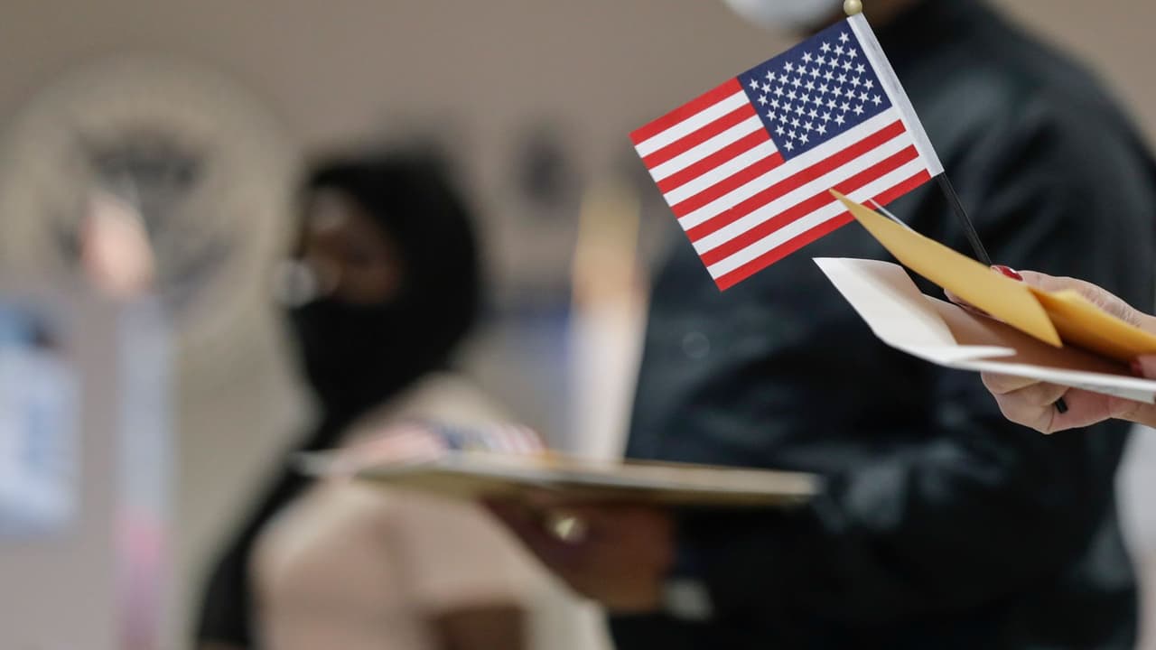 <b>En video: ¿Vas a presentar próximamente el examen de ciudadanía? Estos son algunos de los cambios que implementó USCIS</b>
<br> La nueva prueba, que rige a partir del 1 de diciembre de 2020, tendrá más preguntas sobre educación cívica. Los futuros ciudadanos deberán responder 12 de 20 preguntas para aprobarla. Aquí encontrarás un 
<b><a href="https://www.univision.com/nuevo-examen-de-ciudadania-en-espanol-e-ingles-gratis">cuestionario gratis e interactivo en español e inglés</a></b> para prepararte para el examen.