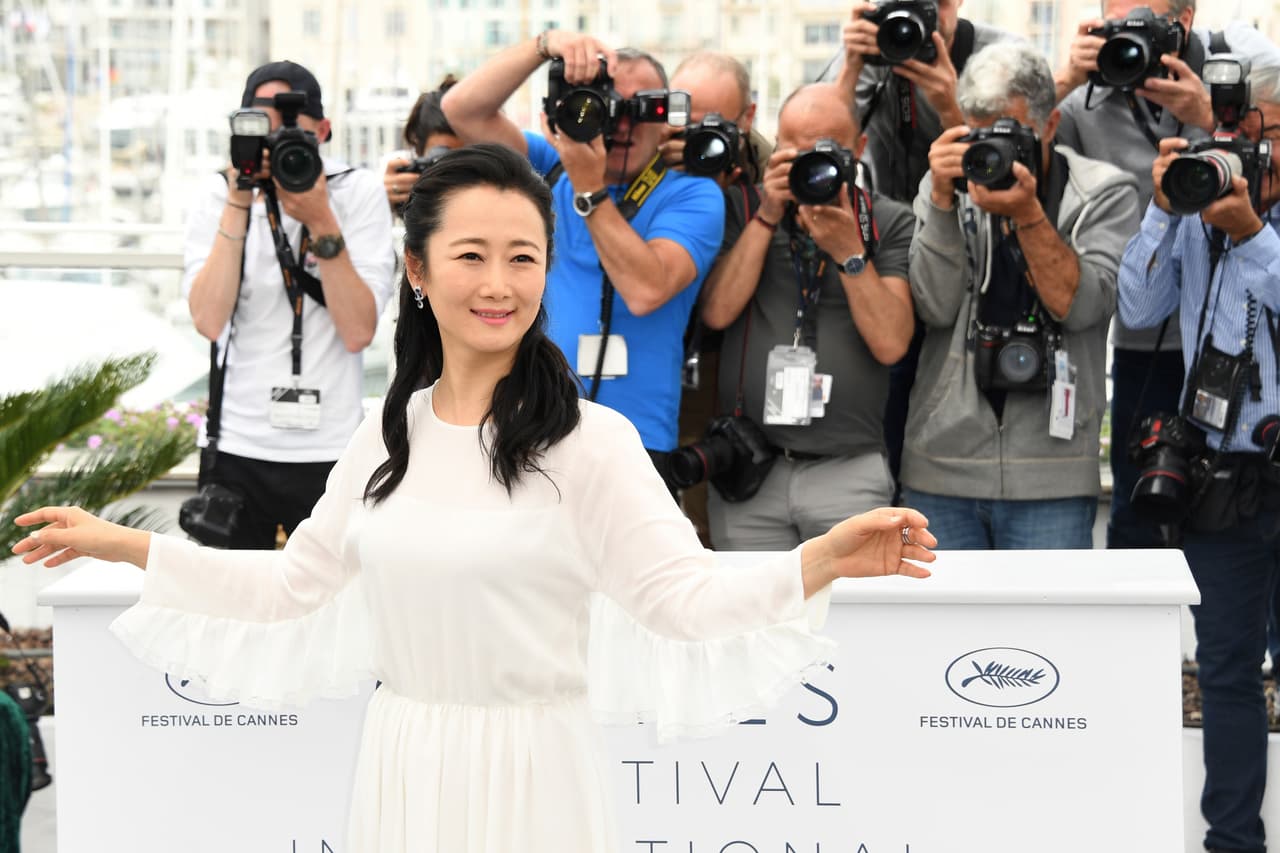 Comenzó su carrera en 1999 y su trabajo fue exhibido en el Festival Internacional de Cine de Venecia con la película italiana ‘Shun Li and the Poet’.