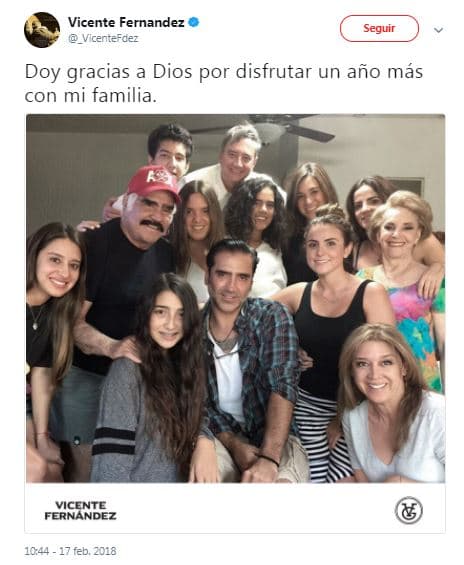 Vicente Fernández cumple 78 años y los celebra con una imagen de los suyos, que presumió en Twitter. La foto es de 2015 y en ella aparece gran parte de su familia.