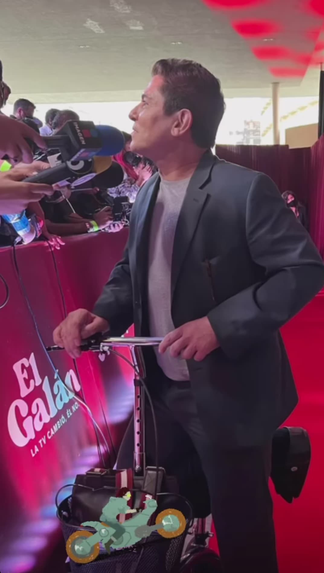 El actor asistió recientemente "en su carrito" a la presentación de la serie 'El galán'.