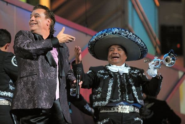 Juan Gabriel, humilde como siempre, le dio su lugar al mariachi.
