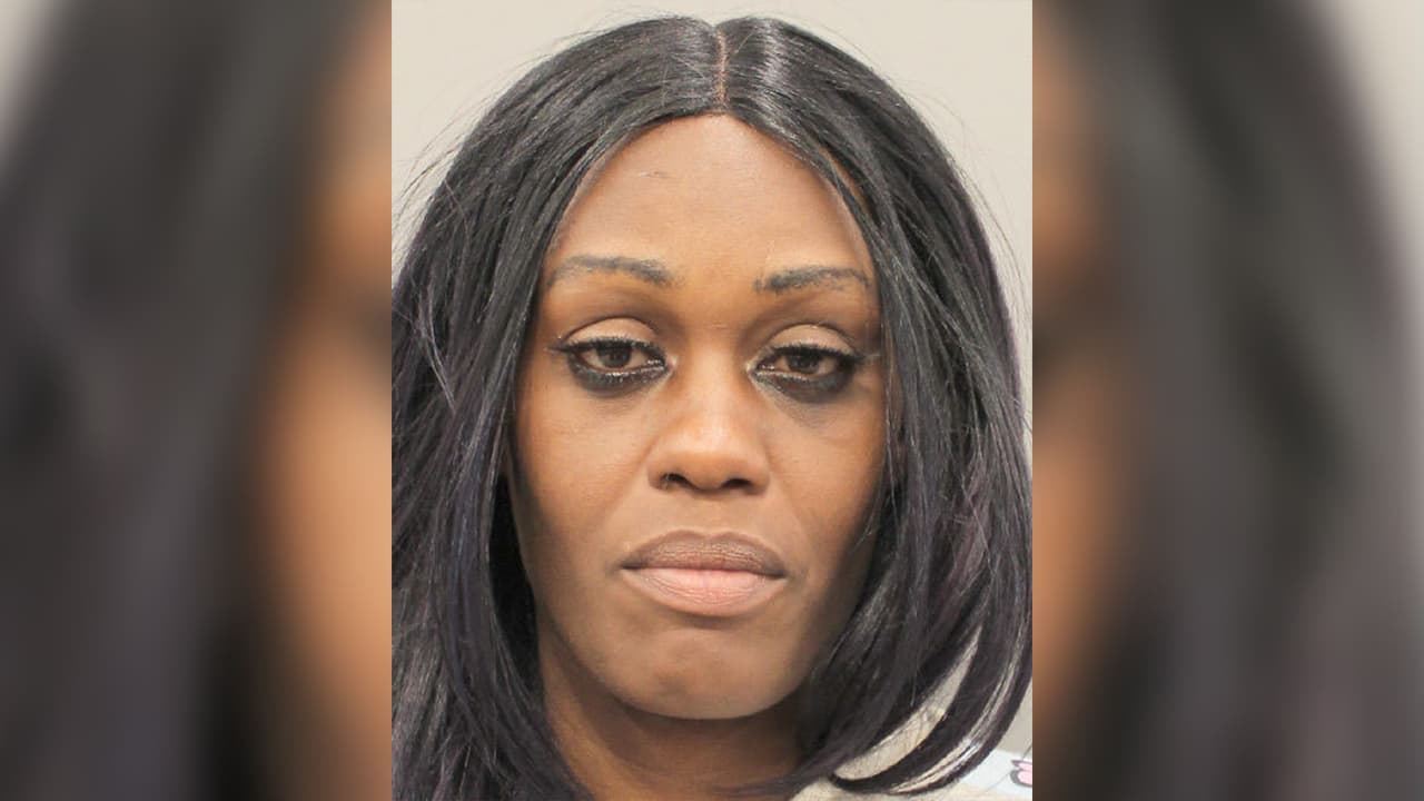 Michica Lagail Mitchell, de 39 años. 5 pies 9 pulgadas, 135 libras. Se busca por robo y amenazas. Última ubicación conocida: Houston, Texas. Ya ha sido condenada en el condado Harris por delitos menores y cuatro por delitos graves, incluido el robo.