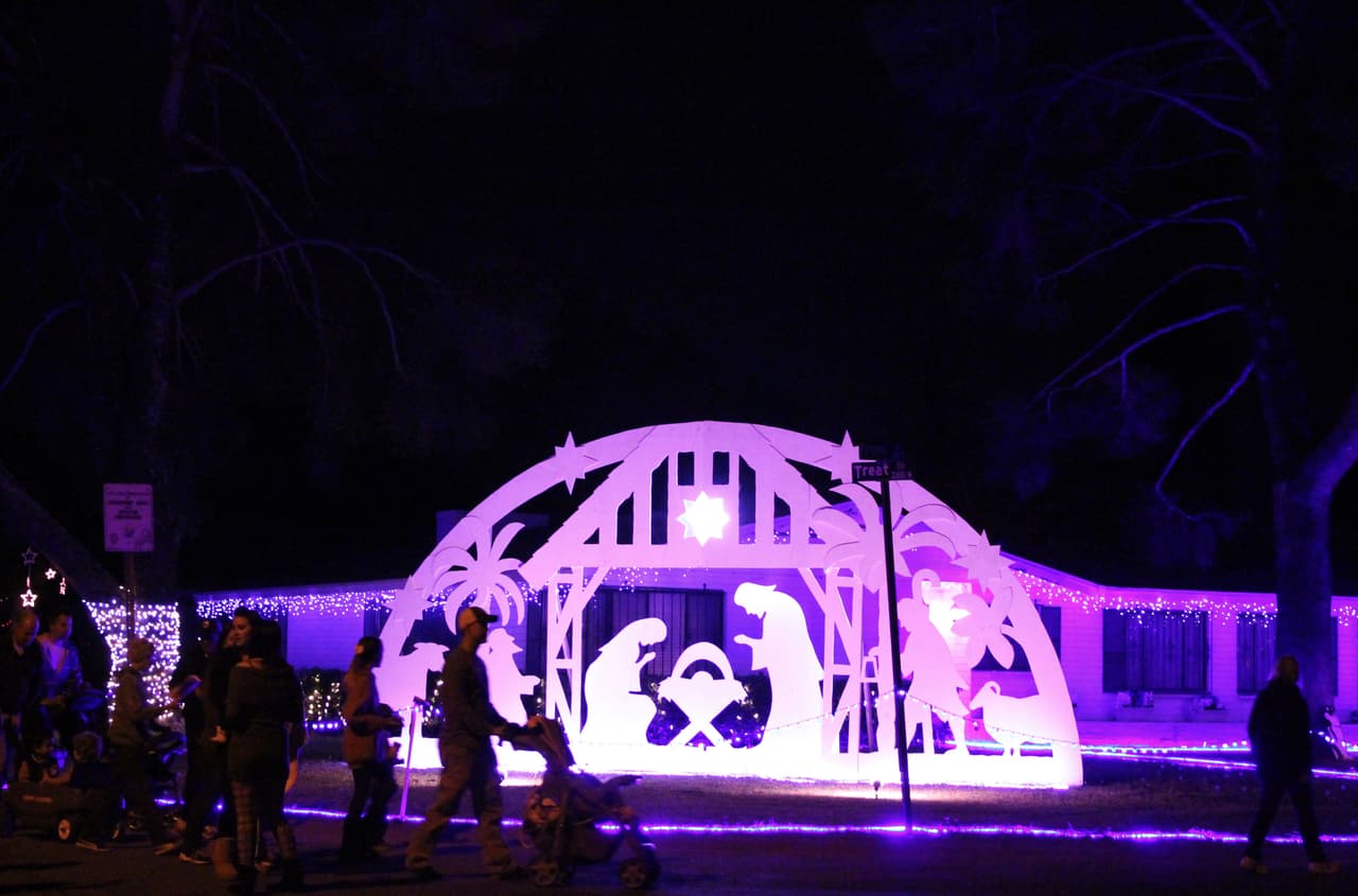 Un pesebre gigante en una casa esquinera llama la atención por el tamaño y la iluminación.