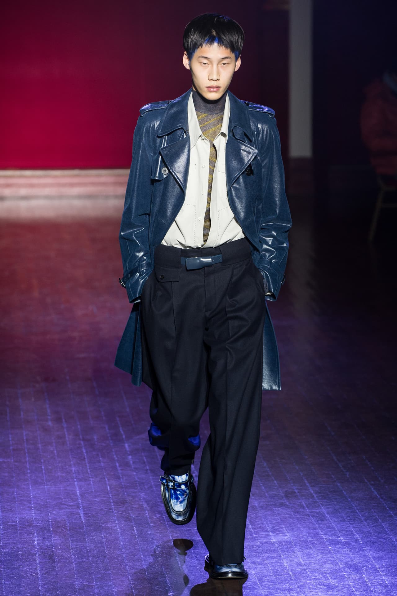 Juntar las líneas líquidas del 
<i>zoot suit</i> con tonos a la 
<i>blue suede shoes</i>, es obra magistral de la firma Maison Margiela cuya colección Otoño-Invierno 2016-2017 logra hacer de las combinaciones más insólitas algo no sólo convincente, sino espectacular. Se ha visto que J Balvin no le teme al color, de modo que el lapislázuli puede ser una apuesta muy elocuente. 
<br>