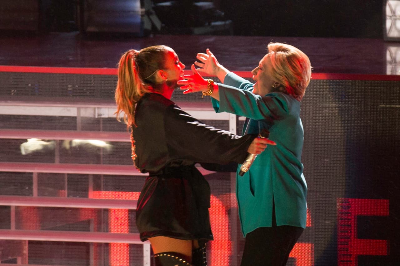 Jennifer López presentó a Clinton como la "próxima presidenta de los Estados Unidos" y la recibió en el escenario con un abrazo.