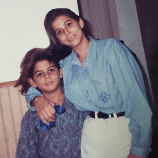 Aquí la vemos con su hermanito David Stephen.