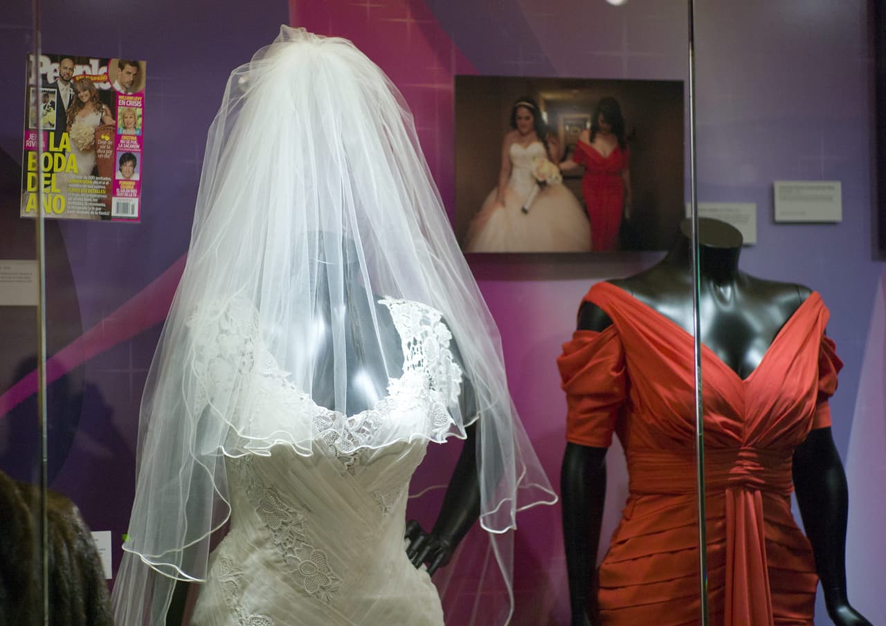 Uno de los atuendos más famosos de la cantante fue su vestido de novia, un diseño de Eduardo Lucero para su matrimonio celebrado en el 2010 con el ex beisbolista Esteban Loaiza.