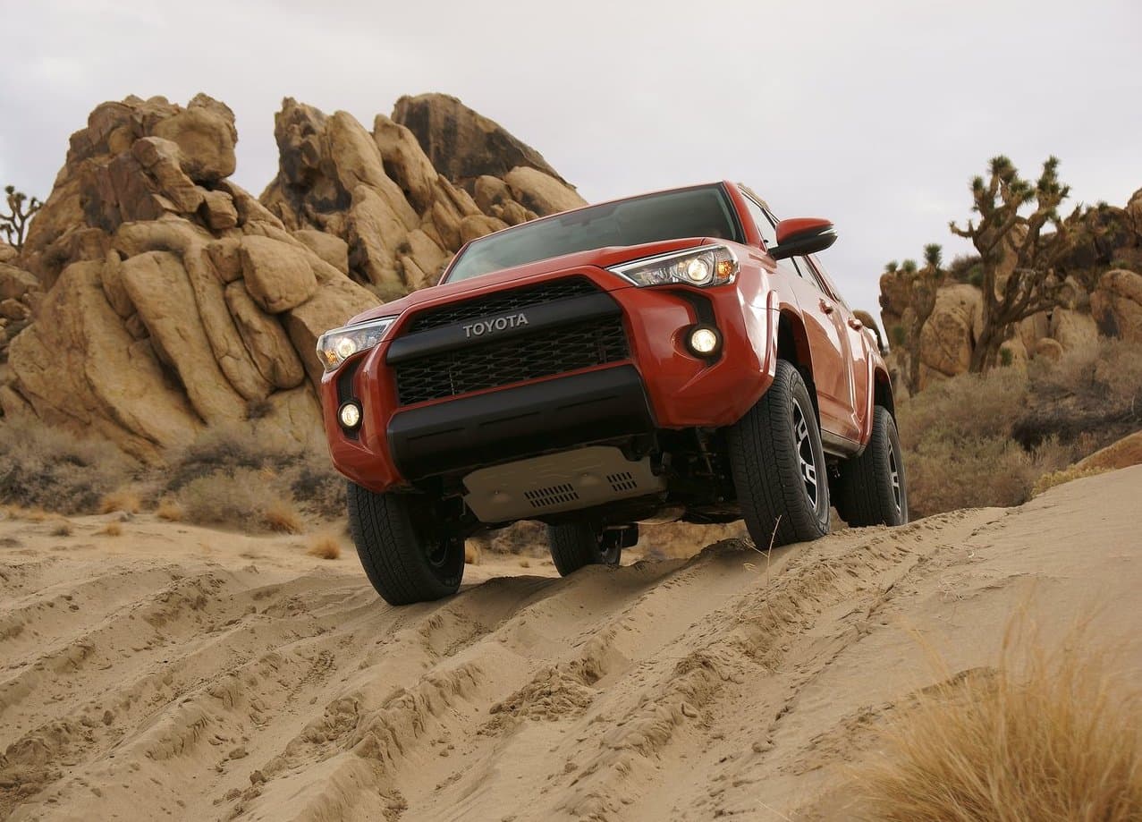 <b>7. Toyota 4Runner - 10 años</b>
<br>
<br>Superamos la barrera de los 10 años con la Toyota 4Runner, la segunda SUV más duradera del país que curiosamente desde 2010 no recibe una actualización importante. ¿Para qué cambiar lo que sigue funcionando? No cabe duda de que Toyota se siente cómodo con el incremento de sus ventas, más del doble que hace 5 años, y los dueños con lo que es capaz de ofrecer a pesar del paso del tiempo.
<br>
<br>En la imagen una Toyota 4Runner 2015.
