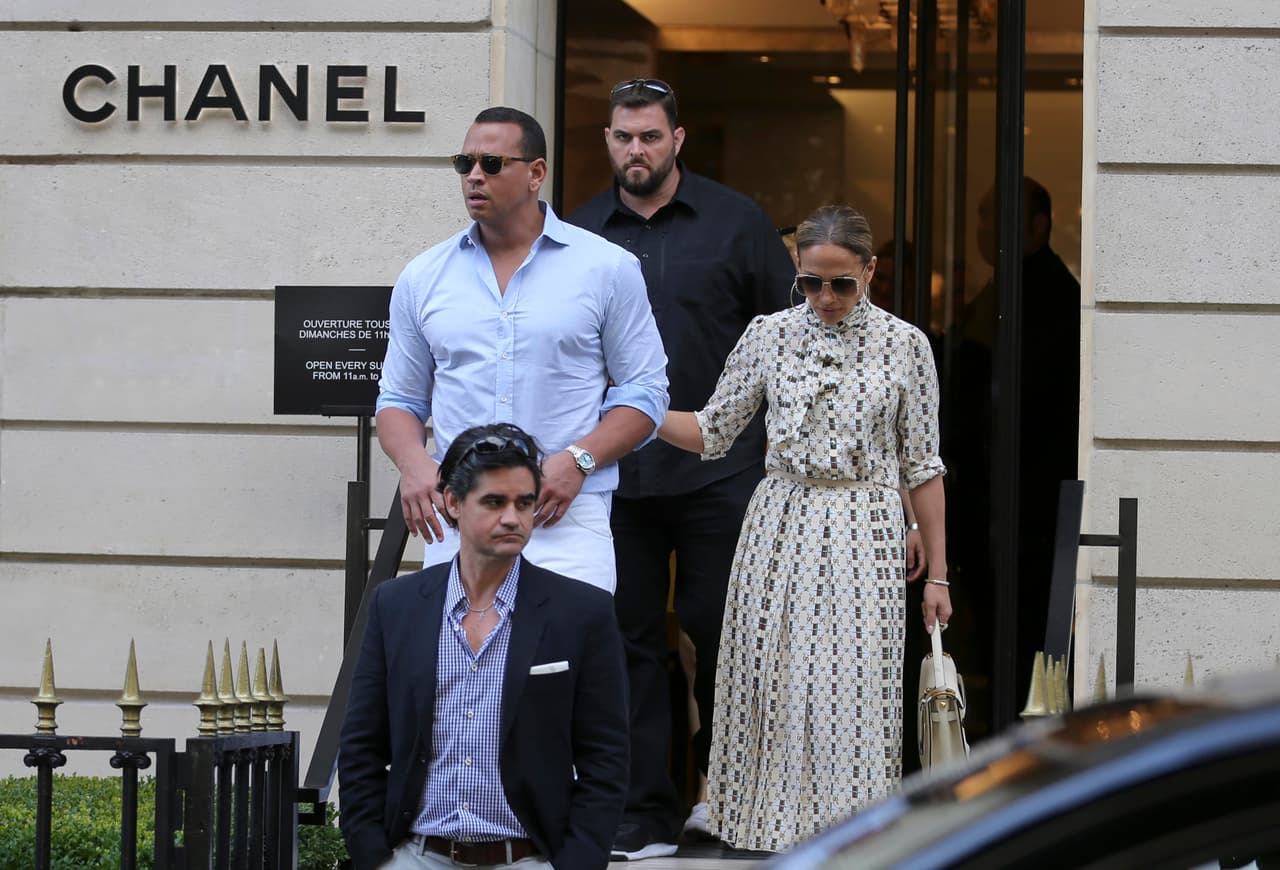 Si compraron algo en Chanel, lo recibirían en el hotel, pues ni Jennifer López ni Alex Rodríguez salieron con bolsas del establecimiento.
