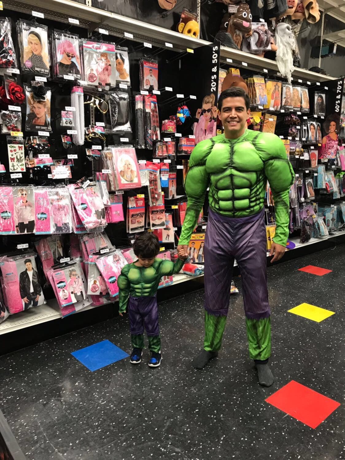 Padre e hijo tenían que probarse el disfraz para ver qué tan bien les quedababa y Orlando le puso el ejemplo al pequeño Joshua.