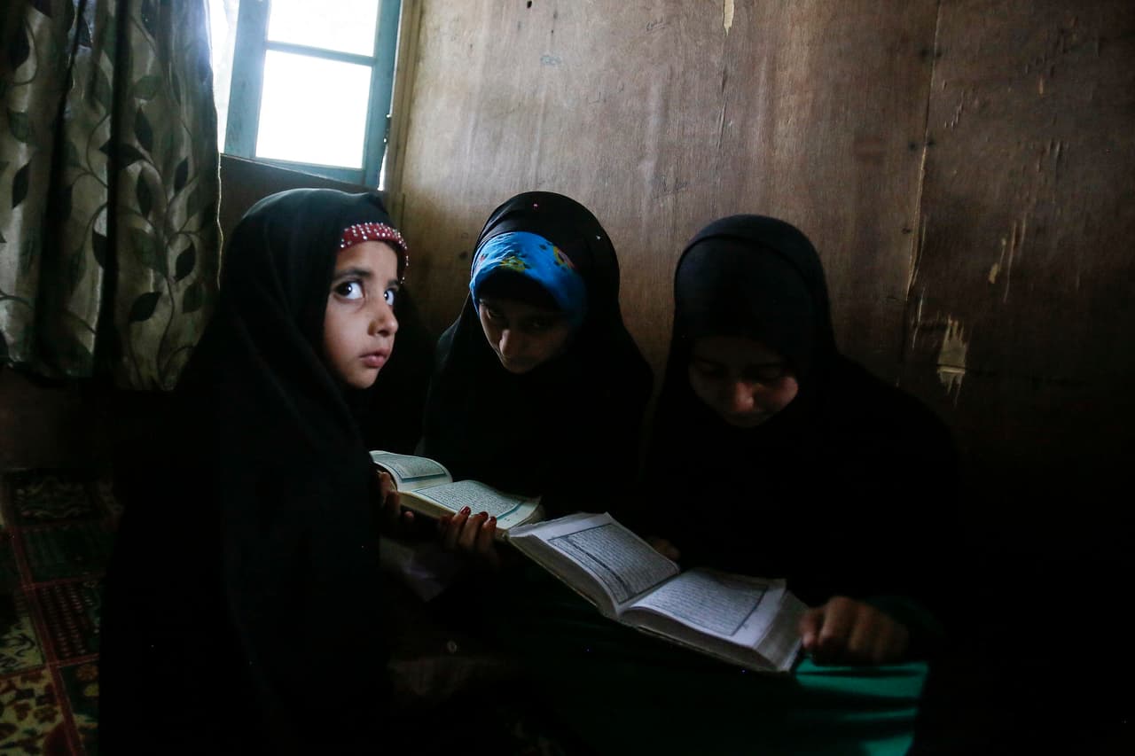Niños musulmanes de Cachemira asisten a clases de de religión el primer día del mes de ayuno del Ramadán en Srinagar. En Cachemira la mayoría de la población es musulmana. 7 de mayo de 2019.