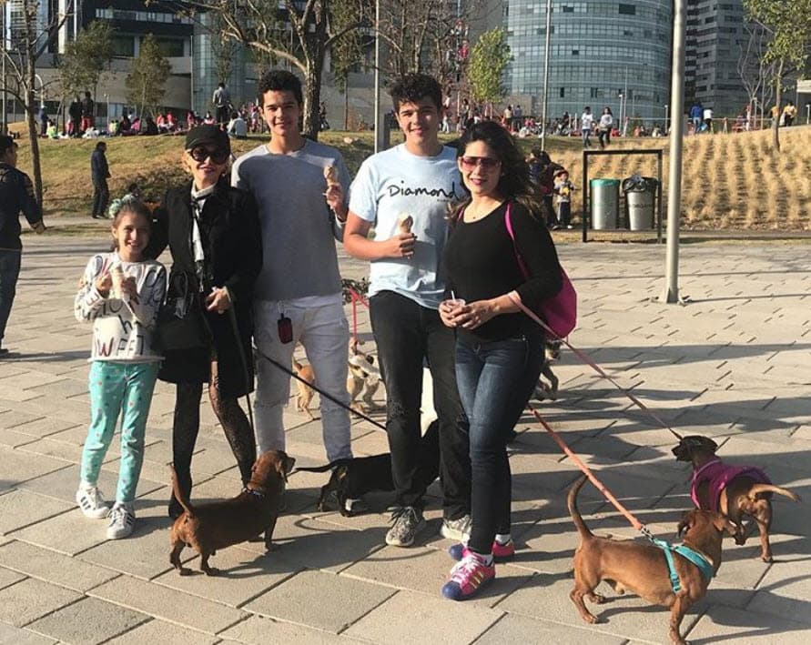 En su cuenta de Instagram existen fotos de ella y los paseos que realizó con Pluto, sus otras mascotas y sus tres hijos. 
<br>