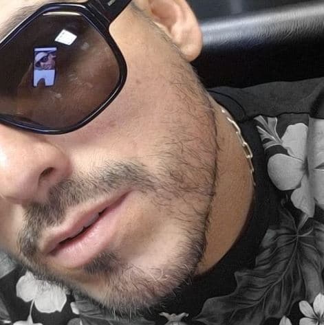 Con este radical cambio de imagen, el también conocido como 'Cantautor del pueblo' continuará con la promoción de su más reciente disco 'Literalmente', mismo que fue lanzado a mediados de agosto pasado.