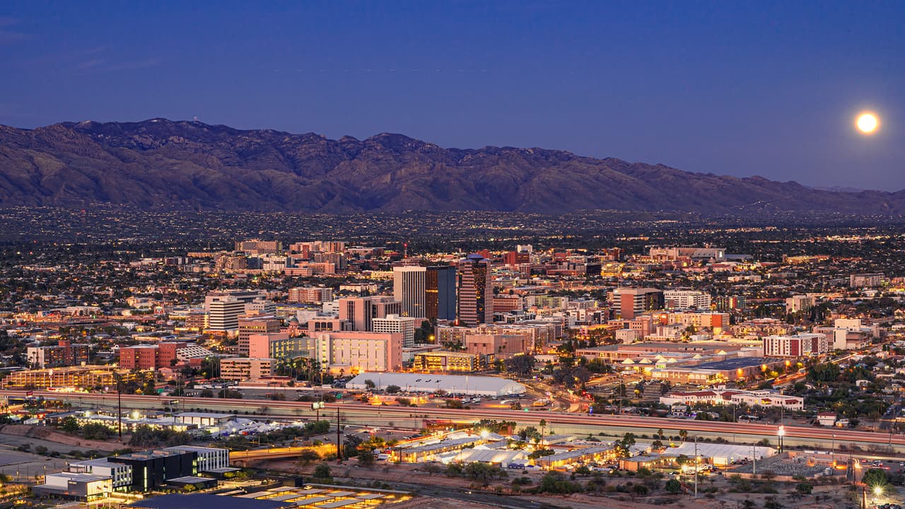 <b>3. Tucson</b>
<br>Es la segunda ciudad más poblada del estado con alrededor de 547,239 habitantes, cuenta con una vibrante vida nocturna, centros comerciales, restaurantes, centros de entretenimiento y más.
<br>
<br>- Precio promedio de la vivienda: $335,000
<br>- Precio promedio de la renta: $1,039
<br>- Ingreso familiar promedio: $45,227